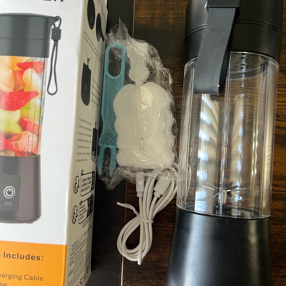 Like new: Compact Black Blender with Travel-Friendly Design - Picture 2 of 6